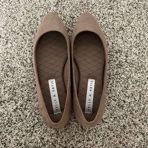 nude flats, 7, Kelly & Katie